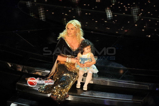 Sanremo: si è alzato il sipario sulla 61esima edizione del festival della canzone