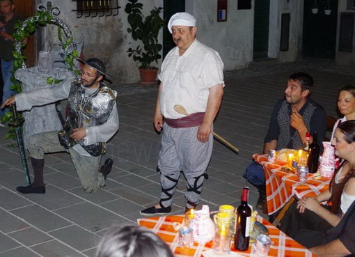 Vallecrosia: grande successo ieri nella città alta per l'11a edizione di 'Favole sotto le Stelle'