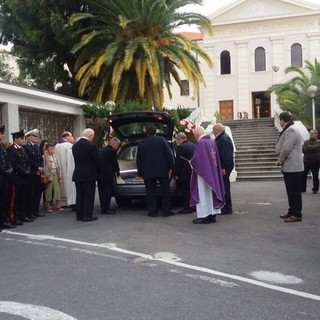 Vallecrosia: un centinaio di persone ai funerali di Alessio De Palma, il parroco "Nessuno di noi ha diritto di giudicare!" Vallecrosia: un centinaio di persone ai funerali di Alessio De Palma, il parroco "Nessuno di noi ha diritto di giudicare!"