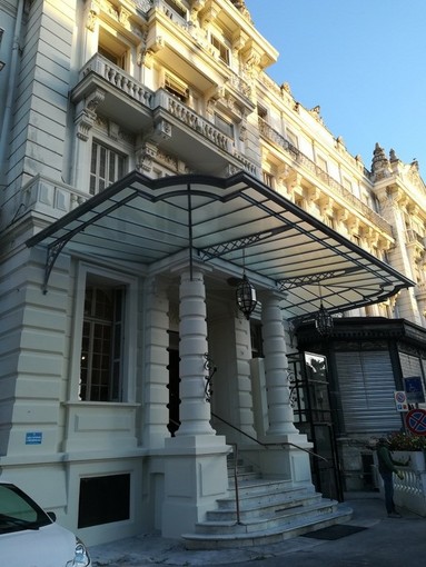 Sanremo: terminati i lavori di ristrutturazione ecco il 'nuovo' ingresso di palazzo Bellevue sede del Comune