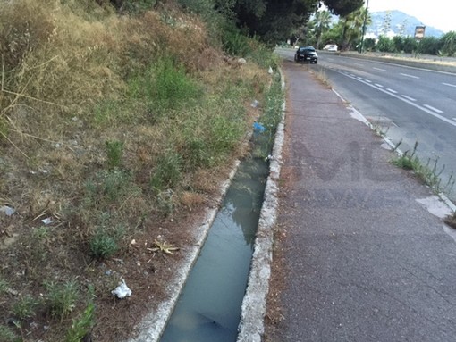 Imperia: fuoriuscita di liquami sul lungomare Vespucci, la segnalazione con foto di un lettore