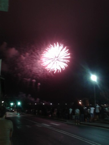 I fuochi d’artificio “accendono” la polemica a Ventimiglia: nel mirino l’orario anticipato e la breve durata dello spettacolo pirotecnico