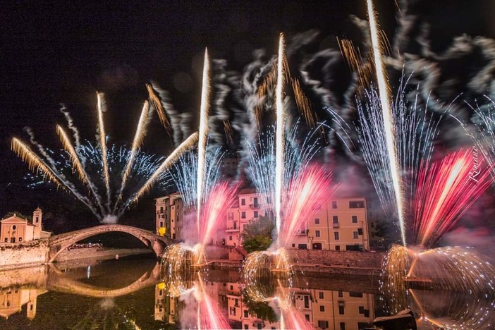 Conto alla rovescia per lo spettacolo pirotecnico musicale sulla storia tra Dolceacqua e Monaco