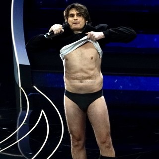Angelo Duro, in mutande sul palco dell'Ariston: "Io sono un trasgressivo, non ho neanche un tatuaggio"