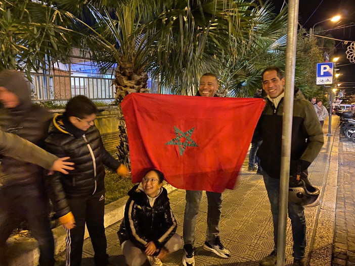 Il Marocco batte la Spagna ai rigori e vola ai quarti finale: esplodono i festeggiamenti a Sanremo (Foto) Il Marocco batte la Spagna ai rigori e vola ai quarti finale: esplodono i festeggiamenti a Sanremo (Foto)