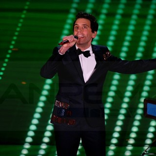 #Festival2017: tutti pazzi per Mika, è lui la vera star. Fino alle 4 per aspettarlo in mezzo alla 'movida' (Video)