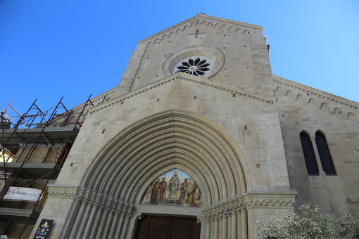 La facciata restaurata della Basilica di San Siro