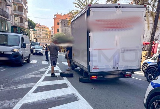 Sanremo: furgone perde ruota in via Martiri, traffico in tilt nell'area del Mercato Sanremo: furgone perde ruota in via Martiri, traffico in tilt nell'area del Mercato
