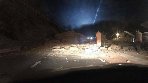 Ventimiglia: grossa frana si abbatte su corso Toscanini vicino al Forte, strada chiusa subito dopo località Ville