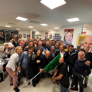 I festeggiamenti al point di Fratelli d'Italia in piazza Cesare Battisti a Sanremo I festeggiamenti al point di Fratelli d'Italia in piazza Cesare Battisti a Sanremo