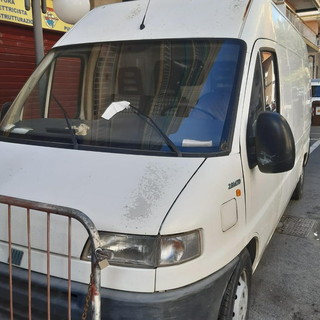 Sanremo: aveva un proprietario ma era abbandonato, la Polizia Municipale rimuove il furgone nel quartiere del Polo Nord