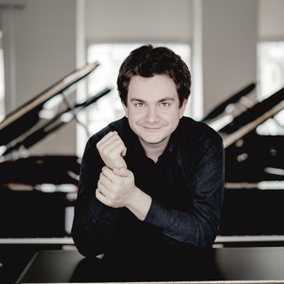 ‘Un omaggio al figlio Maxim, uno ad Amadeus’, sul palco con l’Orchestra Sinfonica Robert Bokor e il pianista Roman Lopatynskyi