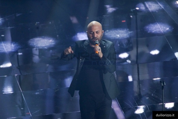 Giuliano Sangiorgi ieri durante l'esibizione Giuliano Sangiorgi ieri durante l'esibizione
