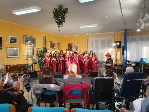 Le immagini della festa a Casa Serena Le immagini della festa a Casa Serena