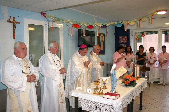 Vallecrosia: visita del Vescovo Antonio Suetta ieri alla Residenza per Anziani 'Casa Rachele'