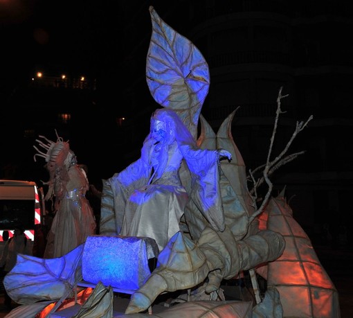 Le foto di Franco Magnetto della sfilata in notturna della Fête du Citron di Mentone