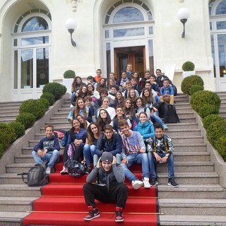 Sanremo: allievi francesi ospiti dei coetanei del Liceo Cassini, eccoli in posa di fronte al Casinò Sanremo: allievi francesi ospiti dei coetanei del Liceo Cassini, eccoli in posa di fronte al Casinò