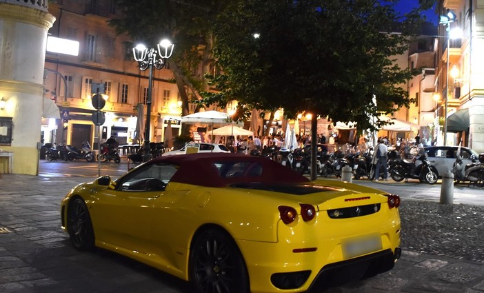 Sanremo: una Ferrari da 300/400mila euro in zona pedonale, la maleducazione non ha limiti (Foto)