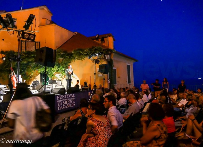 Cervo: grande successo ieri sera per il concerto di Paolo Fresu sul Sagrato dei Corallini (Foto) Cervo: grande successo ieri sera per il concerto di Paolo Fresu sul Sagrato dei Corallini (Foto)