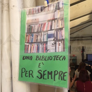Imperia: questa mattina alla 'Fiera del Libro' il flash mob per chiedere la riapertura della Biblioteca (Foto)