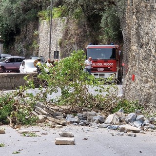 Badalucco: frana parete all'ingresso del paese, ferito uomo in auto "Mi è andata bene..." (Foto e video)