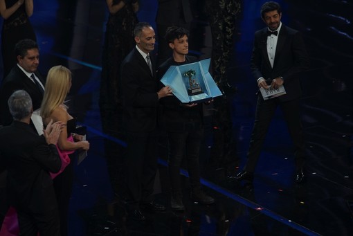 La premiazione sul palco dell'Ariston (Foto: Duilio Rizzo)