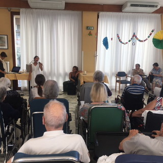 Arma di Taggia: sorpresa di compleanno molto gradita per gli ospiti della residenza 'Le Palme' Arma di Taggia: sorpresa di compleanno molto gradita per gli ospiti della residenza 'Le Palme'