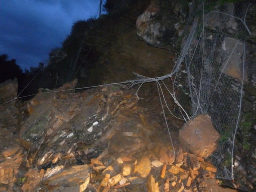 Ventimiglia: frana in via Maule, strada chiusa e 20 famiglie isolate. Colpito un mezzo dell'Enel, ma non si registrano feriti