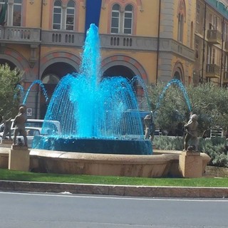 Imperia diventa #blu4charlie colorando la fontana di piazza Dante di blu per il piccolo Charlie Gard