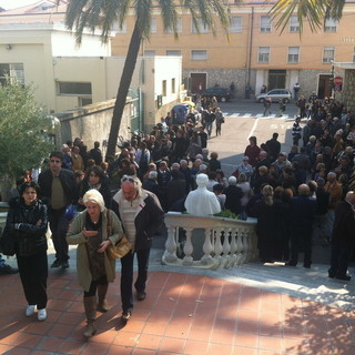 Oltre 500 persone per l’ultimo saluto a Dalila Cantarella, la 20enne stroncata dalla leucemia Oltre 500 persone per l’ultimo saluto a Dalila Cantarella, la 20enne stroncata dalla leucemia