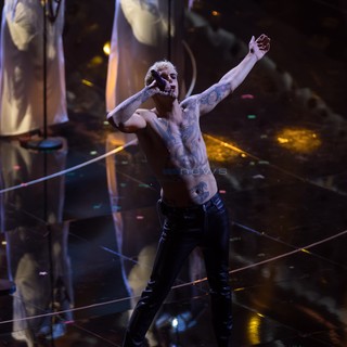 Sanremo: Achille Lauro si auto 'battezza' sul palco, il Vescovo "Una penosa esibizione che deride la fede cattolica" Sanremo: Achille Lauro si auto 'battezza' sul palco, il Vescovo "Una penosa esibizione che deride la fede cattolica"
