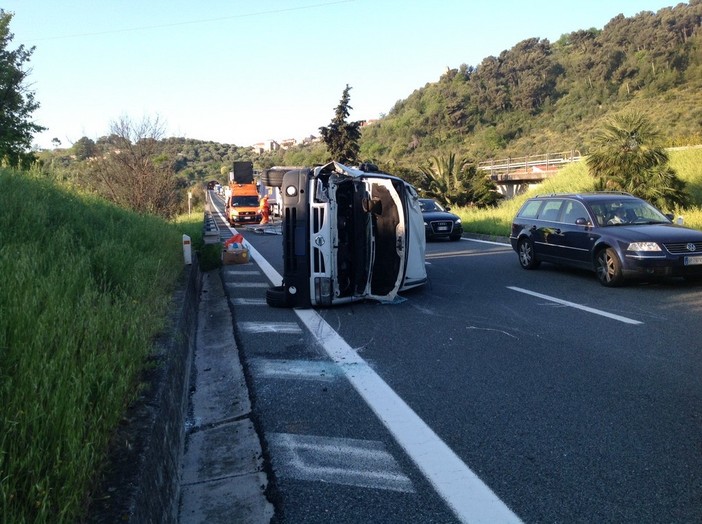 Imperia: furgone si ribalta sulla A10 tra Imperia Est e San Bartolomeo, code in direzione Genova