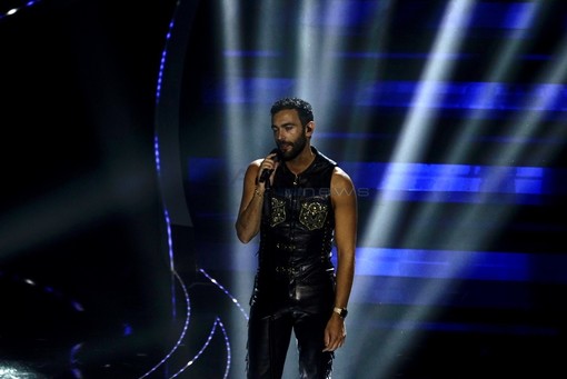 Marco Mengoni sempre più dominatore del 73° Festival di Sanremo: è ancora in testa alla classifica dopo la quarta serata