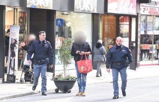 Sanremo: furto di un paio di scarpe da 70 euro all'Ovs, fermato dal personale interno e denunciato (Foto) Sanremo: furto di un paio di scarpe da 70 euro all'Ovs, fermato dal personale interno e denunciato (Foto)
