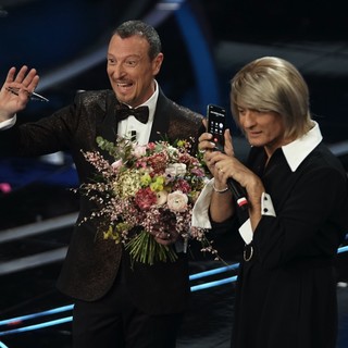 Il 70° Festival di Sanremo non si ferma più: anche la seconda serata è da record con uno share del 53,3% (Video) Il 70° Festival di Sanremo non si ferma più: anche la seconda serata è da record con uno share del 53,3% (Video)