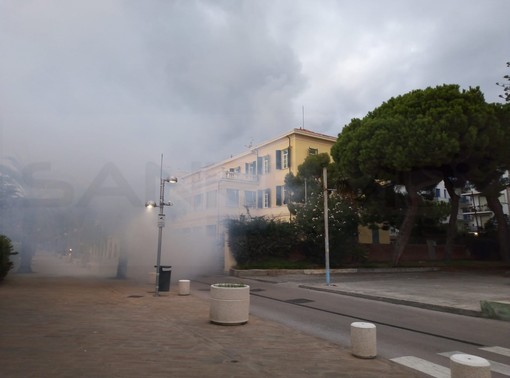 Arma di Taggia: colonna di fumo dall'Alberghiero, ma era solo il malfunzionamento di una pompa idraulica (Foto) Arma di Taggia: colonna di fumo dall'Alberghiero, ma era solo il malfunzionamento di una pompa idraulica (Foto)