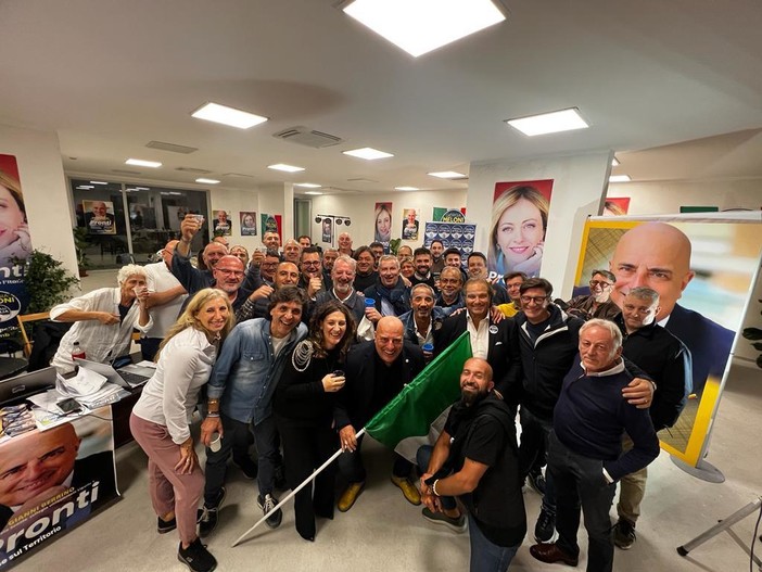 I festeggiamenti al point di Fratelli d'Italia in piazza Cesare Battisti a Sanremo I festeggiamenti al point di Fratelli d'Italia in piazza Cesare Battisti a Sanremo