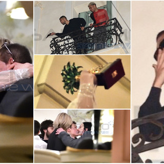 La grande festa dopo la vittoria al Festival di Sanremo: Blanco abbraccia i genitori Mahmood si affaccia dal balcone, intorno a loro la folla di fan