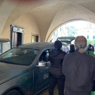 Dolcedo: l'ultimo saluto alla piccola Luna, la comunità si stringe intorno al grande dolore della famiglia (Foto e Video) Dolcedo: l'ultimo saluto alla piccola Luna, la comunità si stringe intorno al grande dolore della famiglia (Foto e Video)
