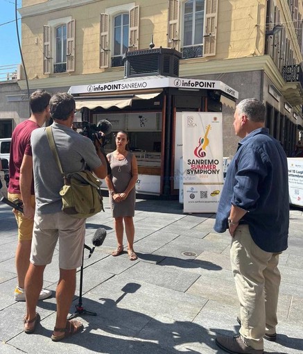 La troupe di France 3 all'infopoint di via Matteotti La troupe di France 3 all'infopoint di via Matteotti