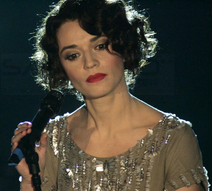 Festival: Carmen Consoli commuove con Mandami una cartolina Festival: Carmen Consoli commuove con Mandami una cartolina