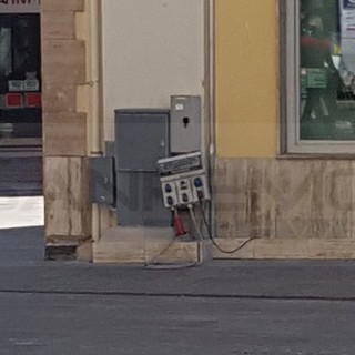 Sanremo: pannelli con la corrente trifase in piazza Borea D'Olmo, commercianti ne chiedono la rimozione (Foto) Sanremo: pannelli con la corrente trifase in piazza Borea D'Olmo, commercianti ne chiedono la rimozione (Foto)