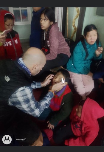 A '2 ciapetti con Federico' il viaggio dell'oculista Franco Lupi in Nepal per visitare i poveri di quei territori A '2 ciapetti con Federico' il viaggio dell'oculista Franco Lupi in Nepal per visitare i poveri di quei territori
