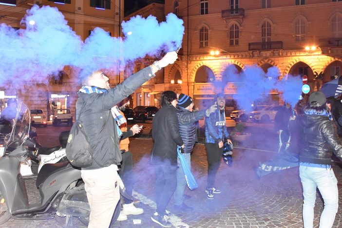 L'Inter vince lo scudetto e conquista la seconda stella: anche a Sanremo esplode la gioia dei tifosi (Foto e Video) L'Inter vince lo scudetto e conquista la seconda stella: anche a Sanremo esplode la gioia dei tifosi (Foto e Video)