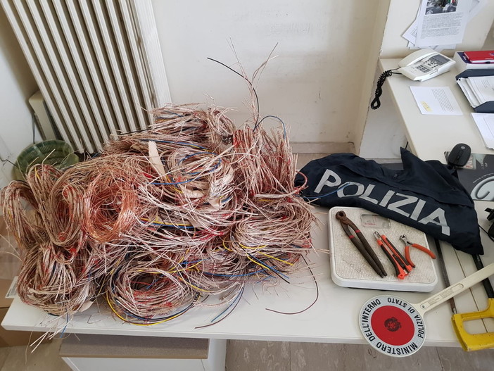Imperia: furto di rame all’ex stazione del capoluogo, due persone denunciate dalla Polizia Imperia: furto di rame all’ex stazione del capoluogo, due persone denunciate dalla Polizia