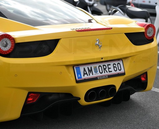 Un 'amore' di Ferrari: targa austriaca davvero particolare per un'auto da sogno parcheggiata a Sanremo (Foto)