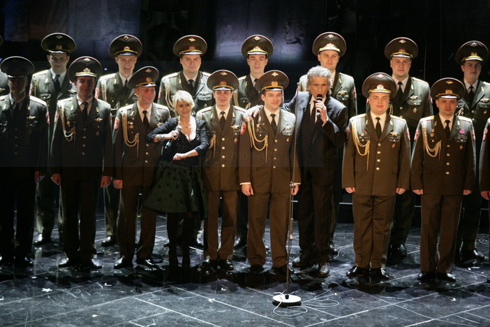 Toto Cutugno con il coro dell'Armata Rossa al Festival nel 2013
