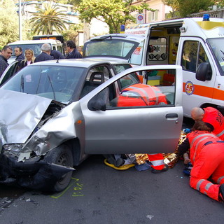 Scontro frontale tra due auto sulla Statale 28: feriti due coniugi che arrivavano da Ceva