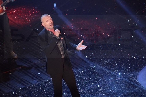 A #Sanremo2015 Biagio Antonacci grida: "Il mio cuore è qui, a Sanremo", omaggio anche a Pino Daniele