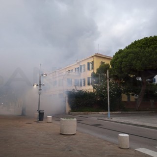 Arma di Taggia: colonna di fumo dall'Alberghiero, ma era solo il malfunzionamento di una pompa idraulica (Foto) Arma di Taggia: colonna di fumo dall'Alberghiero, ma era solo il malfunzionamento di una pompa idraulica (Foto)